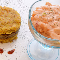 Hamburger di polenta e aringa con verdure in salsa rosa