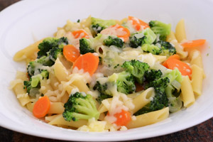Pasta con broccoli, carote e mozzarella filante