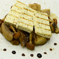 Tofu alla piastra con funghi al balsamico e miele
