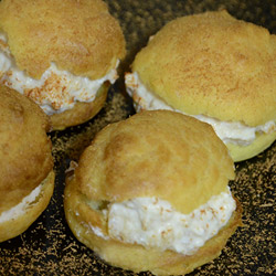 Bigné alla ricotta di pecora, mela e cannella