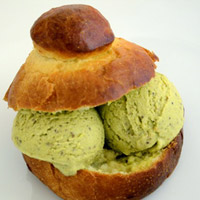 Brioche col sorbetto al pistacchio