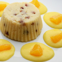 Budino di semolino al miele e uvetta con salsa all'arancia 