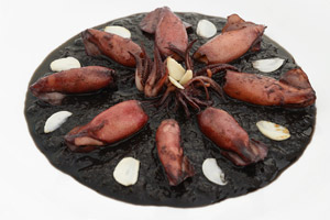 Calamari in zuppetta nera di pomodori e petali d'aglio