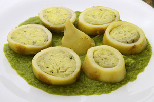 Calamaro ripieno di crema di patate alle erbe su crema di broccoli