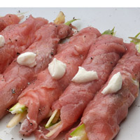 Carpaccio di manzo con asparagi, ricotta e mele