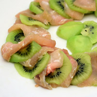 Carpaccio di spada marinato e insalata di kiwi