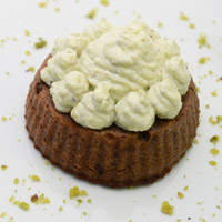 Castagnaccio con ricotta al miele e pistacchi