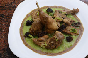 Coniglio in salsa di porri con prugne secche e riduzione allo Jerez
