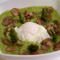 Crema di asparagi con funghi e uovo poché