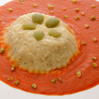 Cremoso di merluzzo e patate su vellutata di pomodoro e olive