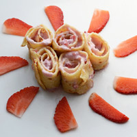 Crepes arrotolate al cocco con fragole e ricotta