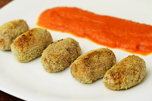 Crocchette di tonno e olive con salsa alle cipolle e peperoni