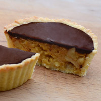 Crostatina di banane e limoni ricoperta al cioccolato