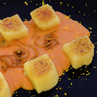 Cubi di semolino brulé con salsa all'arancia e zenzero