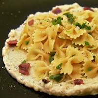 Farfalle al peperoncino in crema di cavolfiore e acciughe