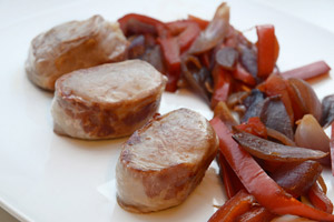 Filetto di maiale pancettato con peperoni e cipolle