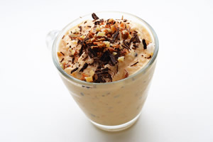 Frappé gelato alle albicocche, mandorle e cioccolato
