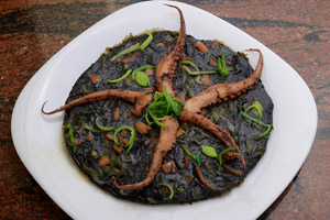 Frittata al nero di seppia con porri e totani