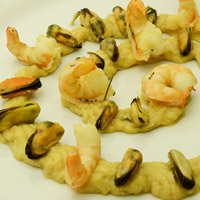 Gamberi e cozze su crema di ceci al rosmarino