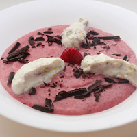 Gazpacho di fragole con cioccolato fondente e ricotta dolce al pistacchio