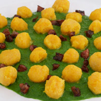 Gnocchi di zucca, crema di cime di rapa e salsiccia
