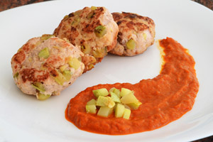Hamburger di carne e zucchine con salsa ai peperoni ed acciughe