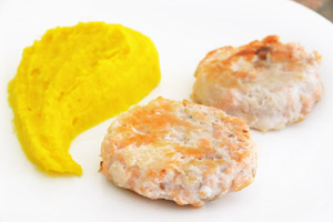 Hamburger di salmone e merluzzo con puré di patate allo zafferano