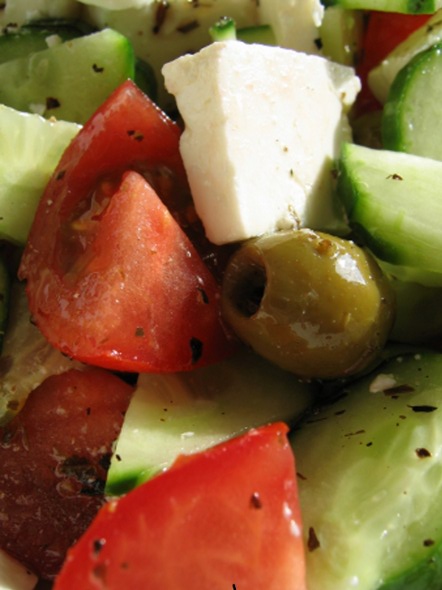 Insalata di cetrioli alle olive con la feta