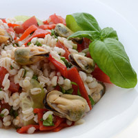 Insalata di orzo con cozze e verdure estive