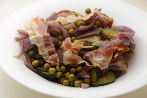 Insalata di piselli, zucchine, cipolle e pancetta croccante
