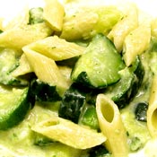 Mezze penne con zucchine e avocado