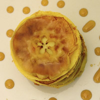 Millefoglie di pancake alle mele e sciroppo d'acero
