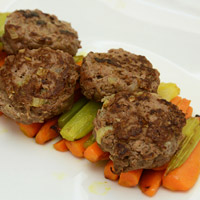 Mini-burger di cavallo e zola con bastoncini di carote e sedano