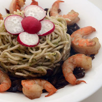 Noodles con crema di ravanelli, cipolle rosse e gamberi alla salsa di soia