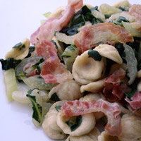 Orecchiette con bietole e pancetta croccante