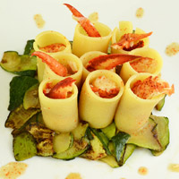 Paccheri ripieni di astice su letto di zucchine