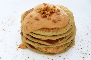 Pancakes alla banana e cannella con salsa alle pesche e noci caramellate