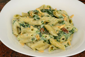 Penne ricotta, spinaci, madorle ed uvetta