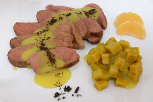 Petto d'anatra con salsa al mandarino, cubetti di zucca e scaglie di cioccolato