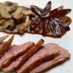 Petto d'anatra con salsa di prugne e funghi al balsamico