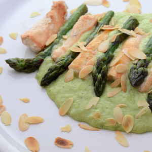 Pollo alle mandorle in besciamella di asparagi