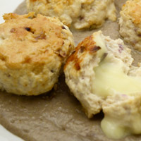 Polpette di tacchino con cuore di zola su crema di funghi e cipolle