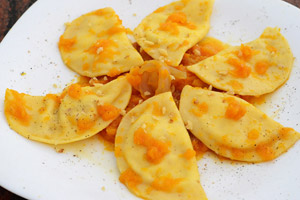 Ravioli alla ricotta e noci su salsa di zucca