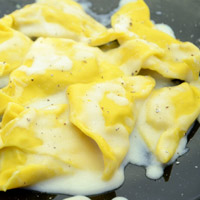 Ravioli ripieni di zucca su besciamella leggera al Parmigiano