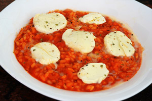 Risotto al pomodoro, mozzarella ed erbe 