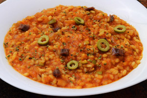 Risotto al pomodoro, olive ed acciughe