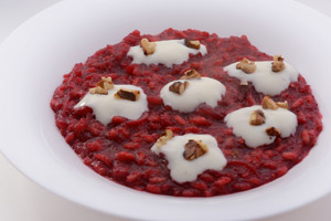 Risotto alla barbabietola con salsa allo yogurt e noci tostate