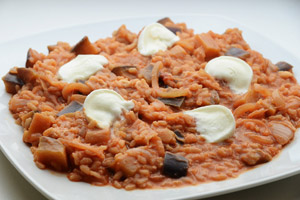 Risotto melanzane, pomodoro e mozzarella di bufala