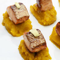 Salmone al miele e soia su purea di zucca allo zenzero