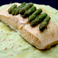 Salmone in crema acida di yogurt e asparagi